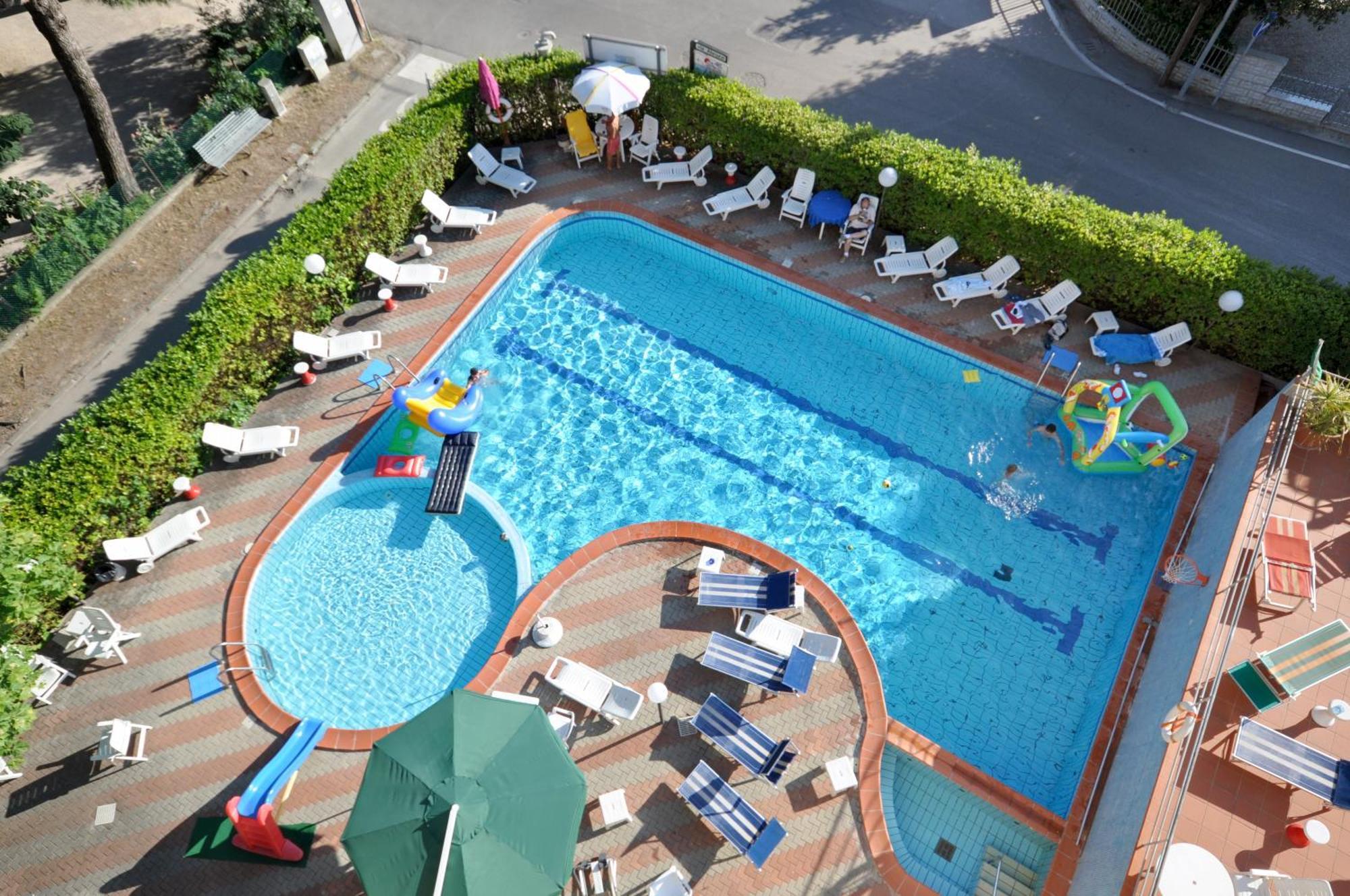 Hotel Real チェルヴィア エクステリア 写真